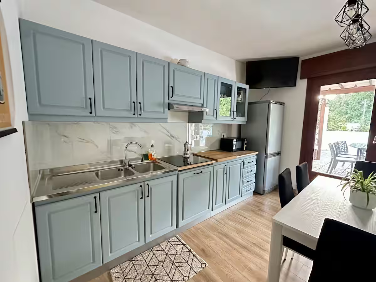 Cucina attrezzata con lavastoviglie e microonde del B&B Da Deki