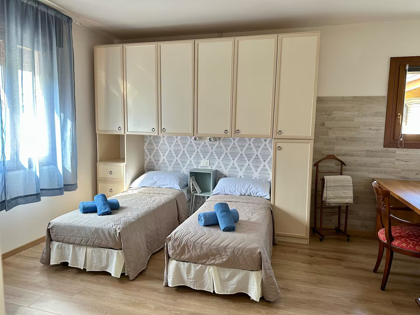 Camera doppia con due letti singoli al B&B Da Deki